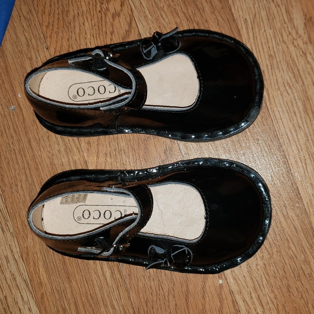 EUC Jumbo COCO patent leather baby shies sz 6